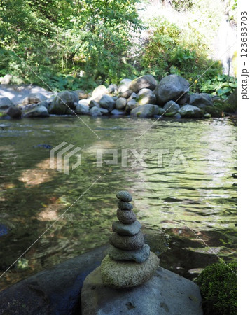 静寂の中に積まれた石と川の流れ 123683703