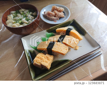 Sushi on a plate(thick omelet)，卵焼き(厚焼き玉子)の握り寿司セット 123683871