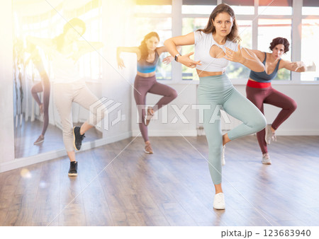 Group of women dancing hip hop in studio 123683940