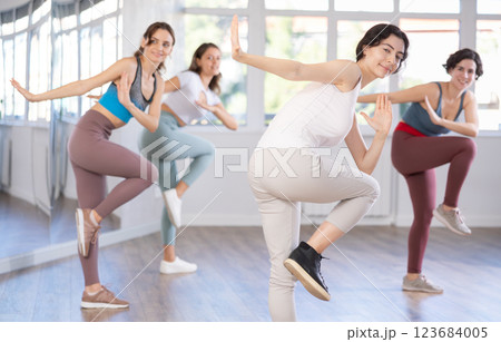 Group of women dancing dancehall in studio 123684005