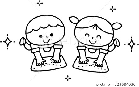 雑巾掛けをする子供達線画 123684036