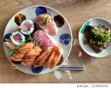 "Omakase" sushi on a plate，海鮮江戸前にぎり寿司のおまかせプレートセット 123684102