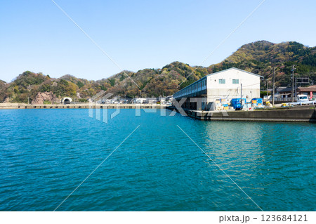 兵庫県新温泉町諸寄の諸寄漁港の春の風景 123684121