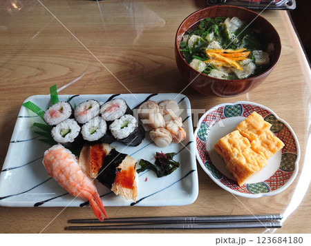 "Omakase" roll sushi on plate，海鮮江戸前，巻き寿司のおまかせプレート 123684180