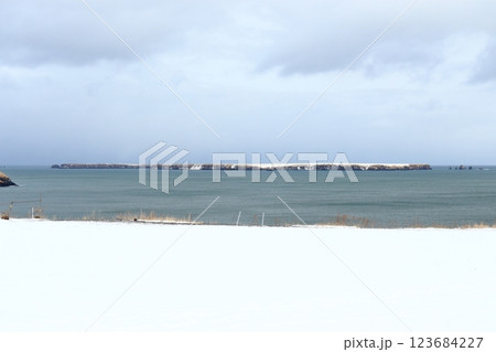 雪が積もる根室浜松海岸展望広場から眺めるユルリ島とモユルリ島 123684227