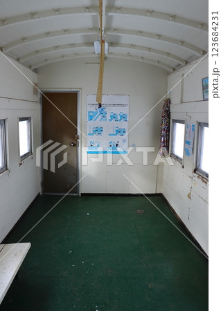 花咲線(根室本線)西和田駅の車掌車駅舎内(北海道根室市) 花咲線(根室本線)西和田駅の車掌車駅舎内(北海道根室市) 123684231