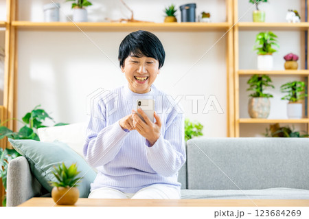 スマホを使うシニア女性 スマホを使うシニア女性 123684269