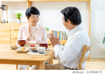 食事をするシニアの夫婦 食事をするシニアの夫婦 123684271