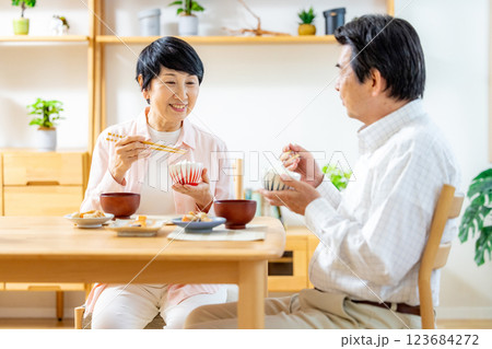 食事をするシニアの夫婦 食事をするシニアの夫婦 123684272