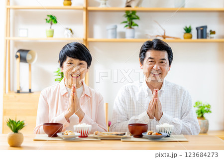 食事をするシニアの夫婦 食事をするシニアの夫婦 123684273