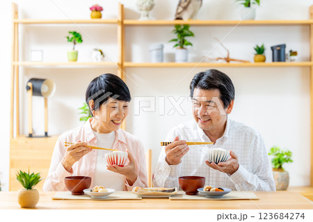 食事をするシニアの夫婦 食事をするシニアの夫婦 123684274