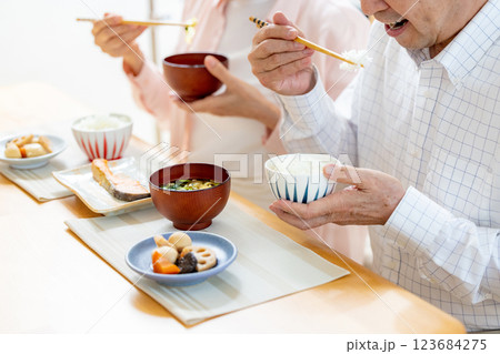 食事をするシニアの夫婦 123684275