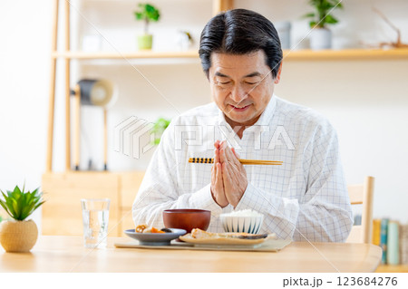 食事をするシニア男性 食事をするシニア男性 123684276