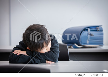 落ち込む小学生 落ち込む小学生 123684310