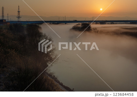 京都市伏見区の宇治川大橋から撮影した朝日が昇るころ大量に発生した川霧の風景 123684458