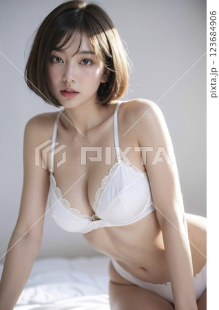 下着姿の若い日本人女性 下着姿の若い日本人女性 123684906