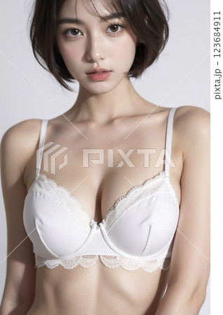 下着姿の若い日本人女性 下着姿の若い日本人女性 123684911