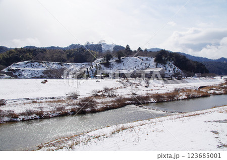 冬の晴れ間の明るい空に映える雪化粧した月山富田城跡と麓の道の駅と飯梨川の風景:島根県 安来市 広瀬町 冬の晴れ間の明るい空に映える雪化粧した月山富田城跡と麓の道の駅と飯梨川の風景:島根県 安来市 広瀬町 123685001