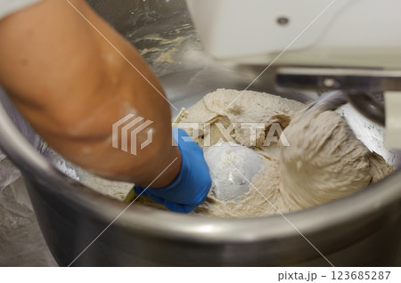 パン作り、製パン、生地作り、小麦粉を攪拌機で混ぜる 123685287