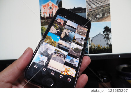 スマホの画面、インスタグラムの投稿一覧 スマホの画面、インスタグラムの投稿一覧 123685297