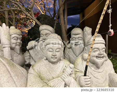 七福神の石像 123685310