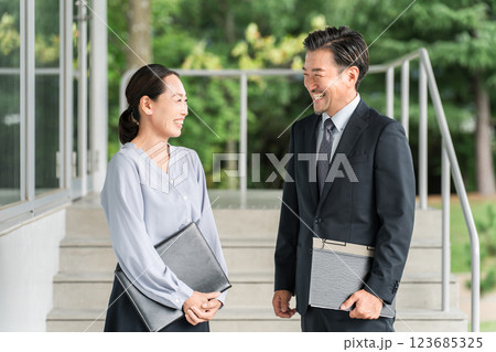 学校の廊下を移動する教員・教師の男女（高校・中学校） 123685325