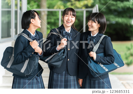 笑顔で校舎を歩く中学生・高校生・女子高生(登校・下校・通学) 笑顔で校舎を歩く中学生・高校生・女子高生(登校・下校・通学) 123685331