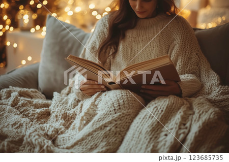 ソファに座って読書を楽しむ女性 123685735