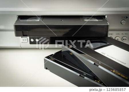 VHSカセット　ビデオテープ　磁気テープ　VHSビデオデッキ　2025年問題 123685857
