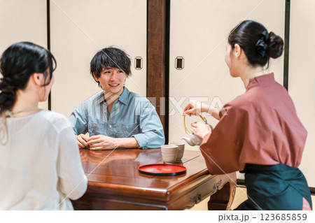 温泉旅館の客室でお茶を淹れる旅館スタッフ・仲居さんの女性 123685859