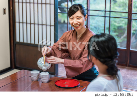 温泉旅館の客室でお茶を淹れる旅館スタッフ・仲居さんの女性 123685863