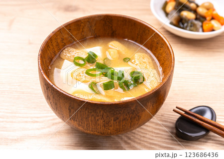 豆腐と油揚げの味噌汁 豆腐と油揚げの味噌汁 123686436