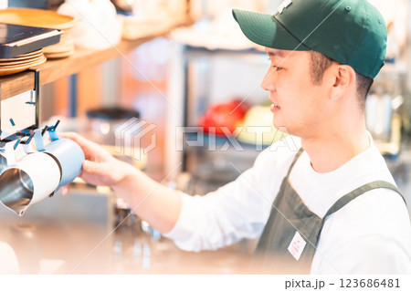 カフェで働く若いバリスタ店員 123686481