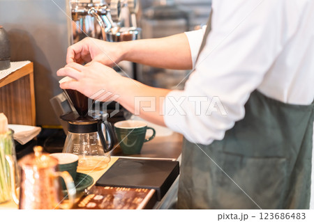 カフェで働く若いバリスタ店員　顔無し　 123686483