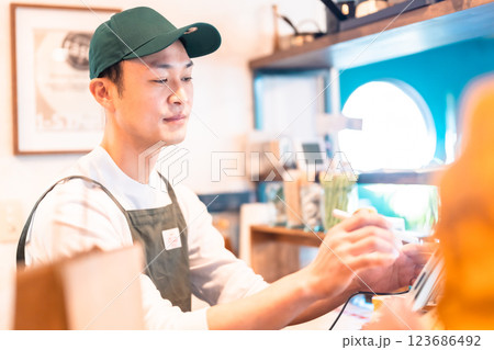 ペンでオーダーを取る男性店員 123686492