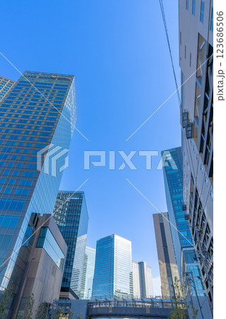 都市風景　快晴の大阪梅田のビル群 123686506