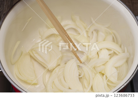 ハヤシライスを作る工程 123686733