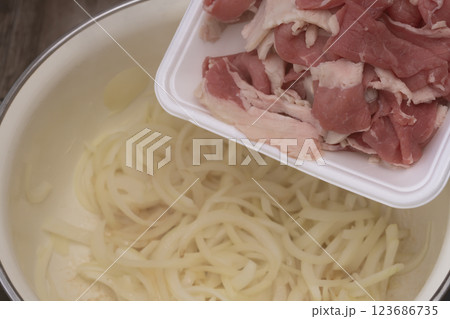 ハヤシライスを作る工程 ハヤシライスを作る工程 123686735