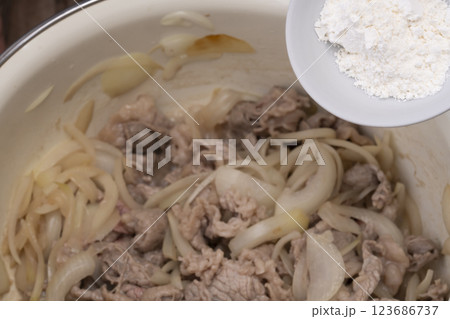 ハヤシライスを作る工程 123686737