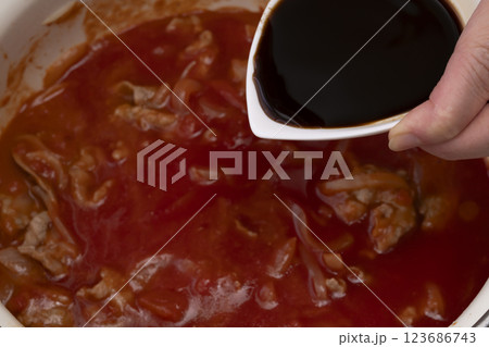 ハヤシライスを作る工程 ハヤシライスを作る工程 123686743