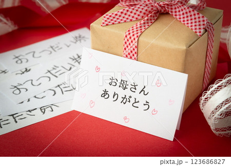 母の日のプレゼントとメッセージカード　ギフト 123686827