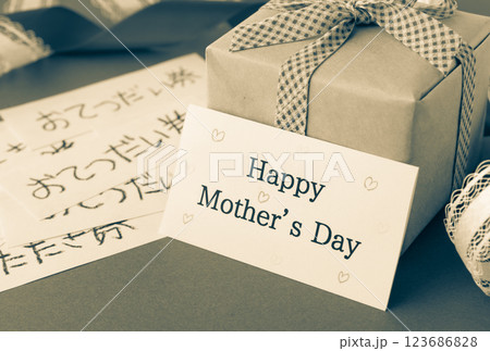 母の日のプレゼントとメッセージカード　Happy Mother's Day　プレゼント 123686828