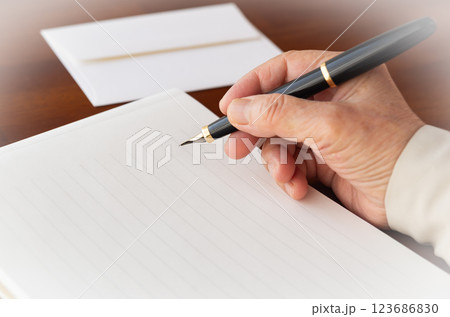 手紙　便箋　封筒　挨拶状　お礼状　便り　レター　手書き　遺言書作成 123686830