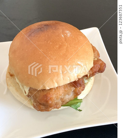 ザンギバーガー ざんぎバーガー 唐揚げバーガー ザンギバーガー ざんぎバーガー 唐揚げバーガー 123687351