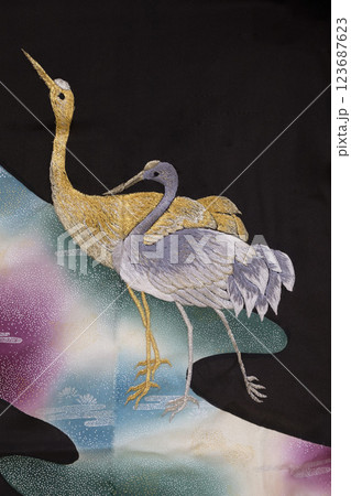 つがいの鶴の金糸銀糸の刺繍と染付柄　鶴の刺繍 123687623