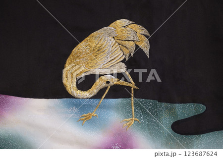 鶴の金糸銀糸の刺繍と染付柄　鶴の刺繍 123687624