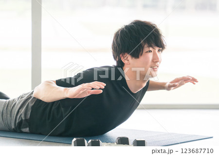 上体反らしをする若い男性(背筋・筋トレ・バックエクステンション・自重トレーニング) 上体反らしをする若い男性(背筋・筋トレ・バックエクステンション・自重トレーニング) 123687710