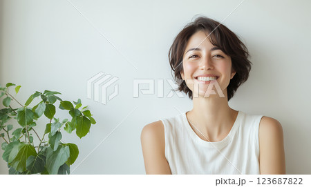 部屋で微笑む女性　美容イメージ　AI 123687822
