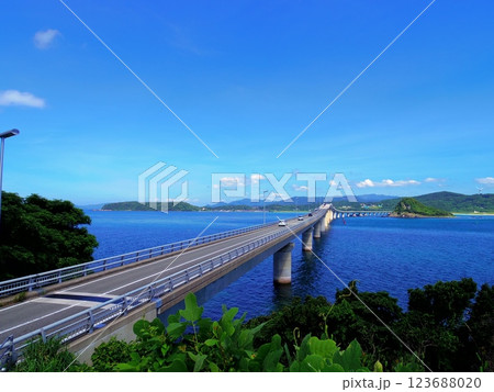 角島より望む角島大橋(山口県下関市) 123688020