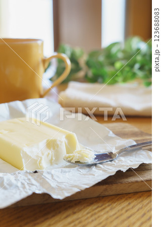 包装紙に包まれたバター 123688083